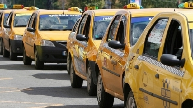 Poveşti din Taxi. O corporatistă super-simpatică şi o şaorma super-periculoasă